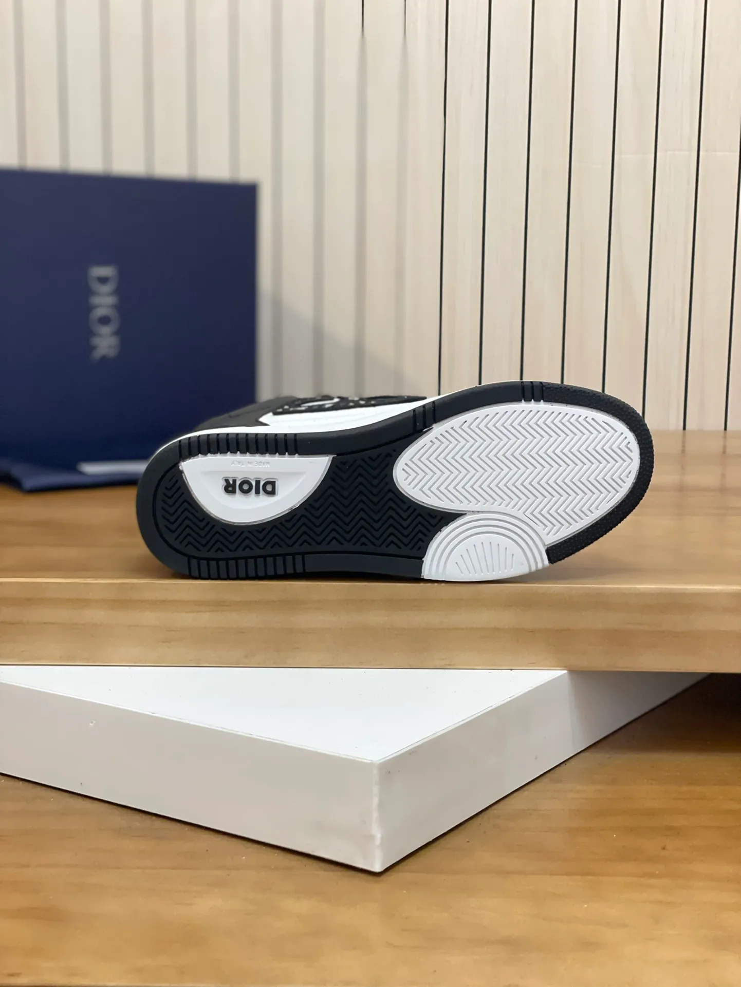 Men's shoes: 💰P440¥ Product trademark: Dior* "Dior*" high-top casual shoes Regular size: 38-44 (can be customized to 45.46) Product materials: Upper imported cowhide stitched with original fabric, breathable lining, original outsole. Number: 1006